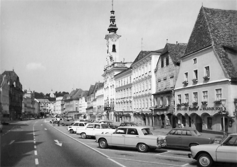 Aussicht Stadtplatz Steyr Parkplatz mit Autos und Fahrspuren