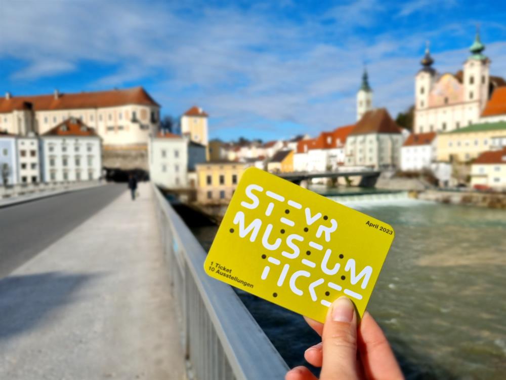 Besucher:innen haben im April mit dem Steyr Museum Ticket Zugang zu zehn Ausstellungen.