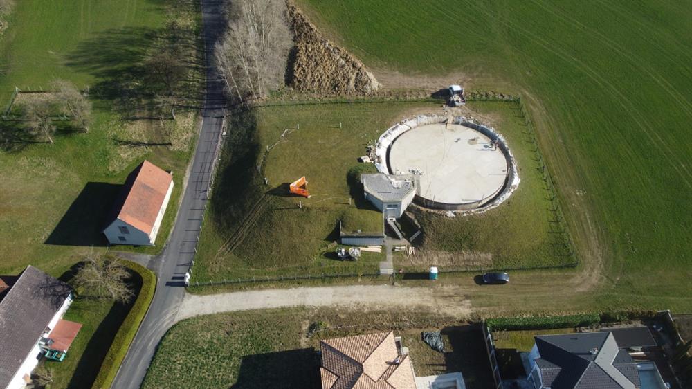 Der Hochbehälter an der Ostgrenze von Steyr in unmittelbarer Nähe des Alten- und Pflegeheims Ennsleite wird derzeit saniert. Eine von zwei Wasserkammer ist sichtbar.