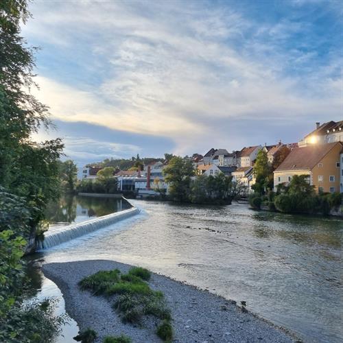 Die Lage der Stadt Steyr an zwei Flüssen ist nicht nur optisch besonders reizvoll. Die Stadt wird im Jahr 2024 auch die Energiegewinnung mit der Wasserkraft des Steyr-Flusses vorantreiben.